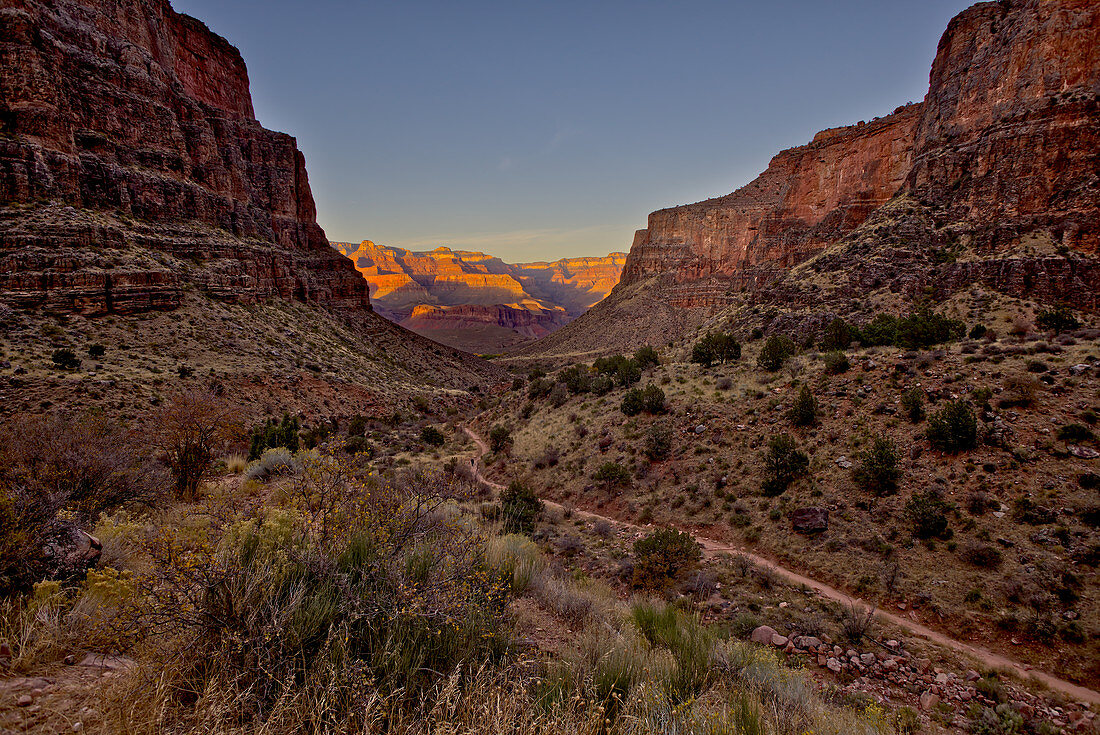 Grand Canyon gesehen von Bright Angel Trail südlich von Indian Gardens bei Sonnenuntergang, Grand Canyon National Park, UNESCO-Weltkulturerbe, Arizona, Vereinigte Staaten von Amerika, Nordamerika