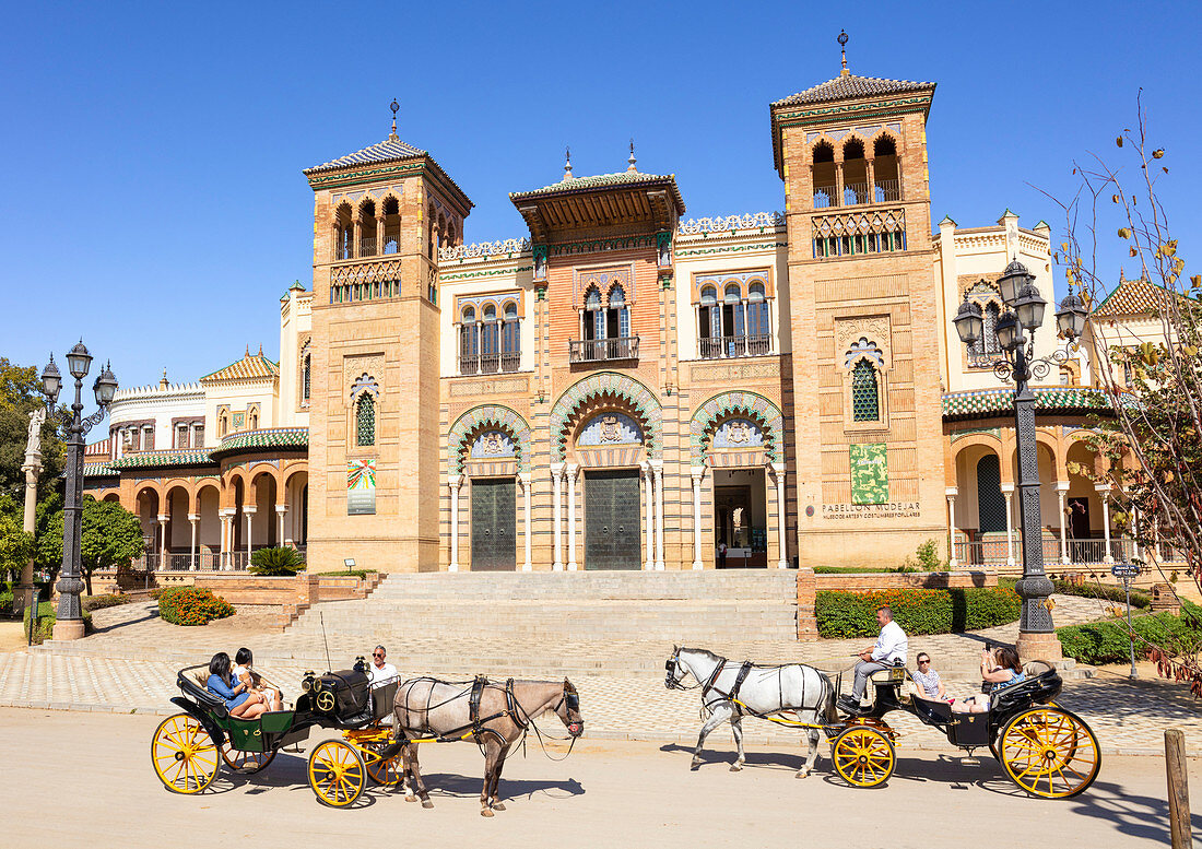 Touristen auf einer Besichtigungskutschenfahrt außerhalb des Museums für populäre Künste und Traditionen, Sevilla, Andalusien, Spanien, Europa