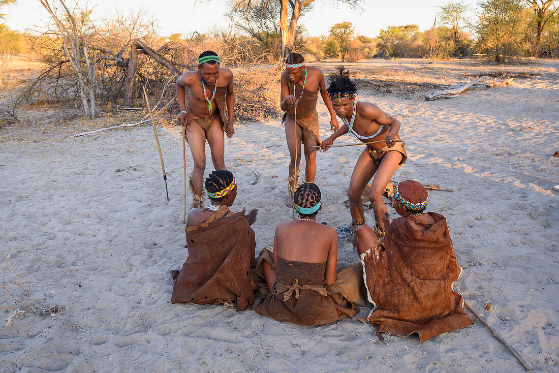 San Buschmänner tanzen und spielen um ein Feuer, Kalahari, Botswana, Afrika
