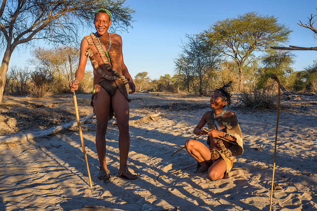 Touristischer Spaziergang mit San Bushmen im Lager Meno a Kwena, Kalahari, Botswana, Afrika