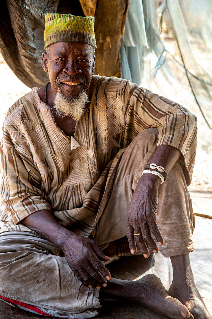 Batammariba Mann in einem Koutammakou Dorf in Nordtogo, Westafrika, Afrika