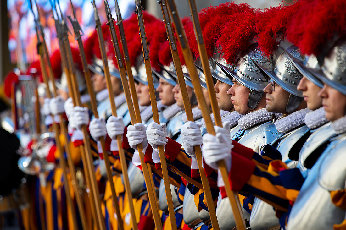 Die Schweizer Garde nimmt an einer feierlichen Zeremonie für die neuen Rekruten der Schweizer Garde im Hof von San Damaso in der Vatikanstadt, Rom, Latium, Italien und Europa teil
