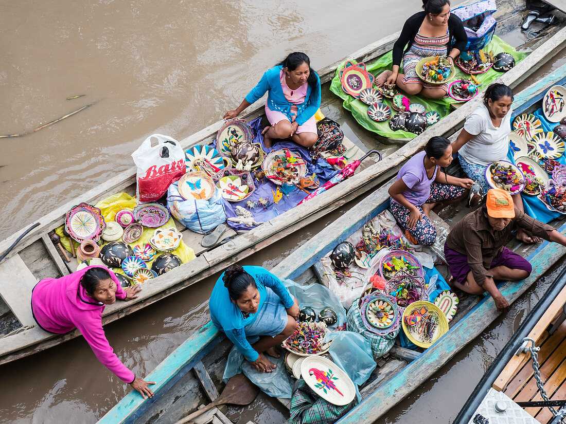 Lokale Handwerkerinnen, die ihre Waren mit dem Kanu auf Pacalpa Cano, Pacaya Samiria Reserve, Loreto, Peru, Südamerika verkaufen
