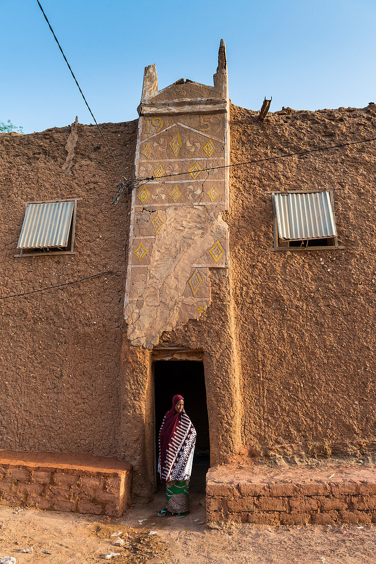 Junges Mädchen vor einem traditionellen Haus, UNESCO-Weltkulturerbe, Agadez, Niger, Westafrika, Afrika