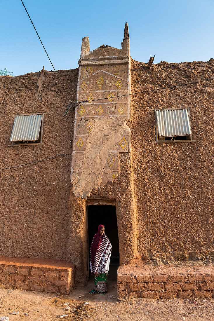 Young girl in front of a traditional house, UNESCO World Heritage Site, Agadez, Niger, West Africa, Africa