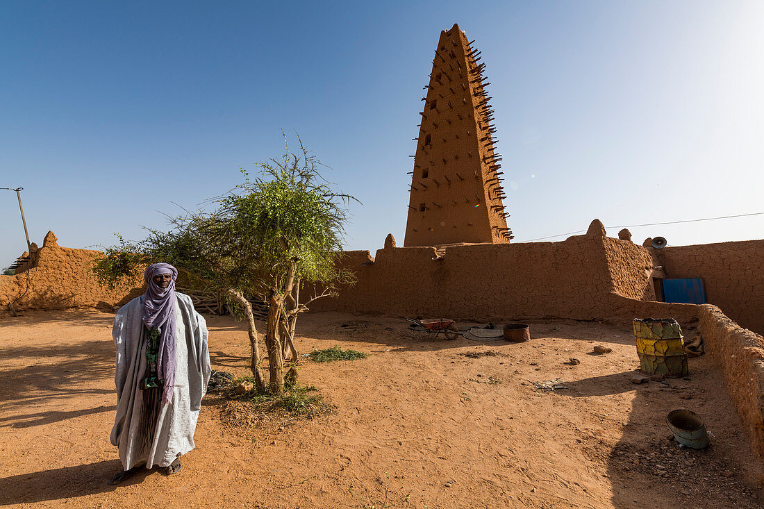 Imam vor der Großen Moschee, UNESCO-Weltkulturerbe, Agadez, Niger, Westafrika, Afrika