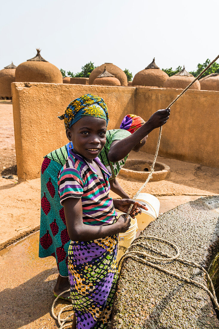 Einheimische Mädchen an einem Wasserbrunnen in Yaama, Niger, Westafrika, Afrika