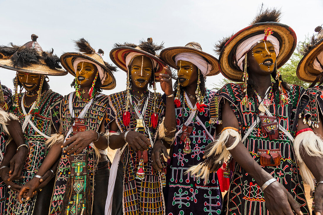 Wodaabe-Bororo-Männer mit Gesichtern, die beim jährlichen Gerewol-Festival gemalt wurden, Balzwettbewerb unter den Wodaabe-Fula-Leuten, Niger, Westafrika, Afrika