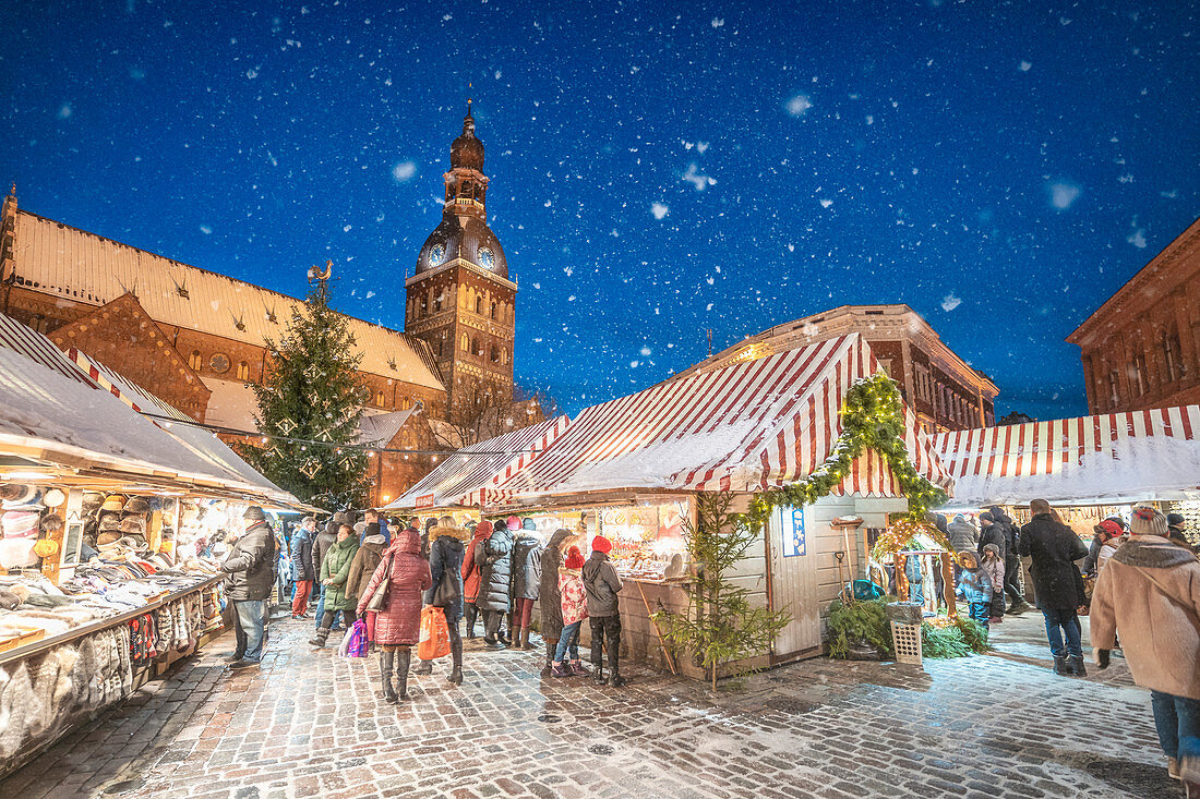 Weihnachtsmarkt und Riga Doms Kathedrale in der Nacht im Winter, Altstadt, UNESCO-Weltkulturerbe, Riga, Lettland, Europa