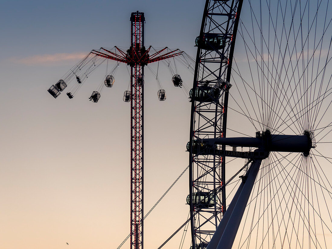 Millennium Wheel (London Eye) und Starflyer, South Bank, London, England, Großbritannien, Europa