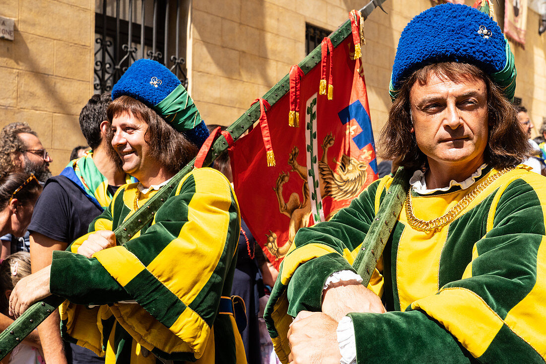 Bei dem Festzug, der dem Palio-Rennen vorausgeht, treten Vertreter jeder Nachbarschaftsparade in traditioneller Tracht in Siena, der Toskana, Italien und Europa auf