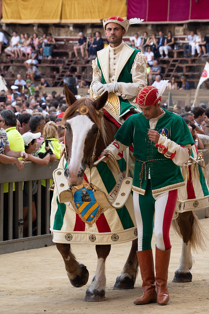 Bei dem Festzug, der dem Palio-Rennen vorausgeht, ziehen Vertreter und Reiter jeder Nachbarschaftsparade in traditioneller Tracht nach Siena, Toskana, Italien, Europa