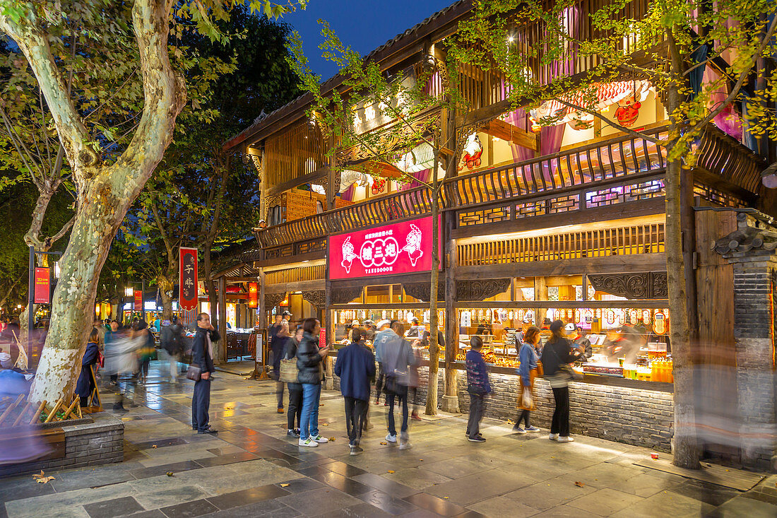 Käufer in der Kuanxiangzi-Gasse bei Nacht, Chengdu, Provinz Sichuan, Volksrepublik China, Asien