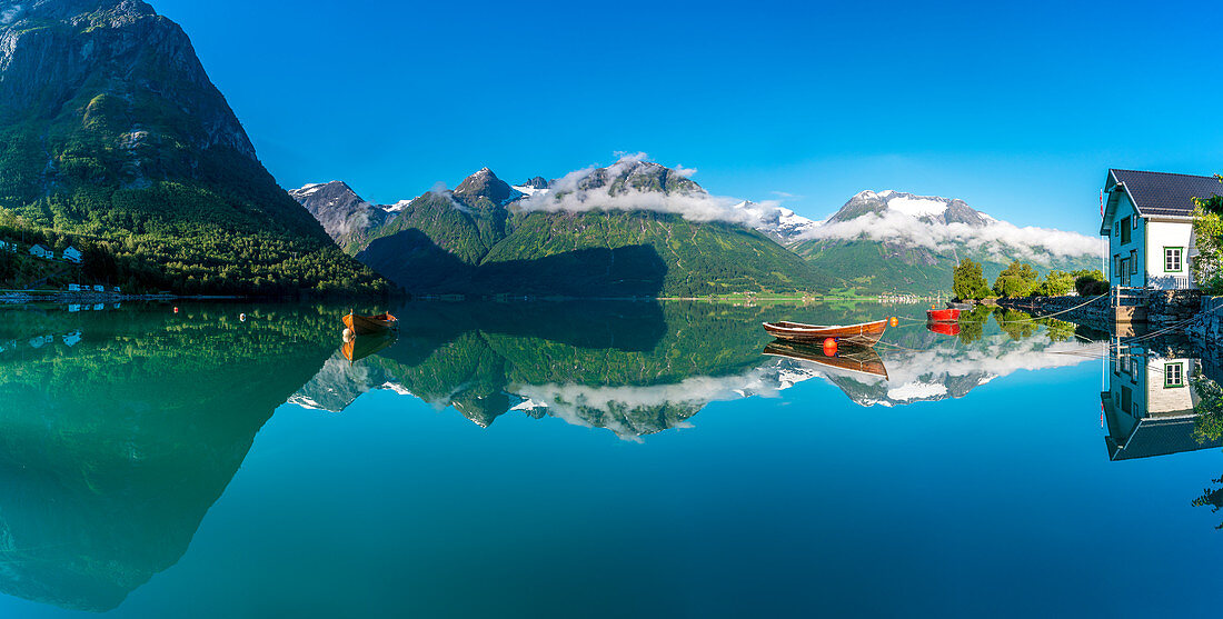 Panorama der Berge, die im klaren Wasser des Oppstrynsvatn-Sees, Hjelle, Oppstryn, Sogn og Fjordane Grafschaft, Norwegen, Skandinavien, Europa reflektiert werden