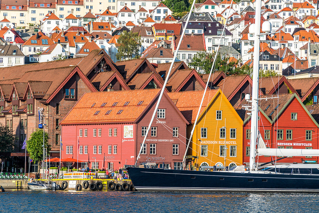 Segelboot am Wasser der Bryggen-Altstadt, UNESCO-Weltkulturerbe, Bergen, Hordaland County, Norwegen, Skandinavien, Europa