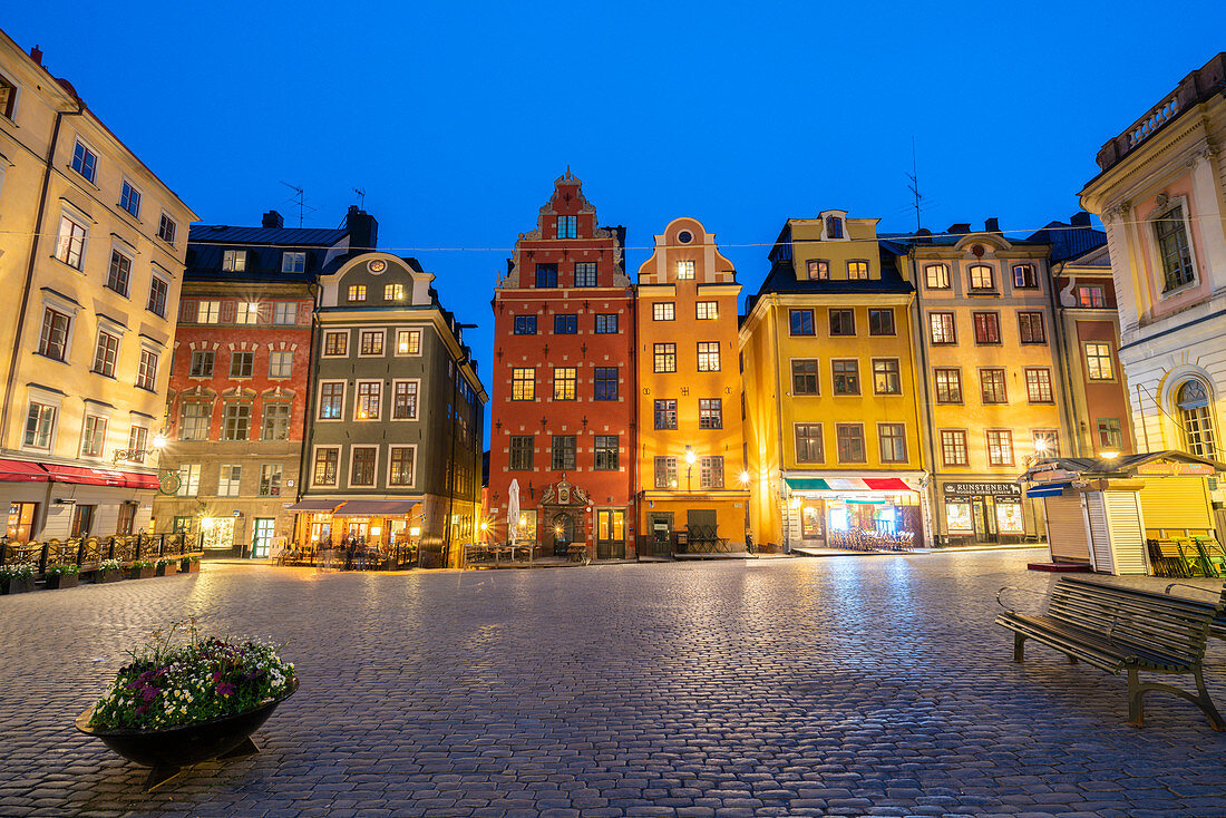 Beleuchtete historische Gebäude in der Abenddämmerung, Stortorget Square, Gamla Stan, Stockholm, Schweden, Skandinavien, Europa