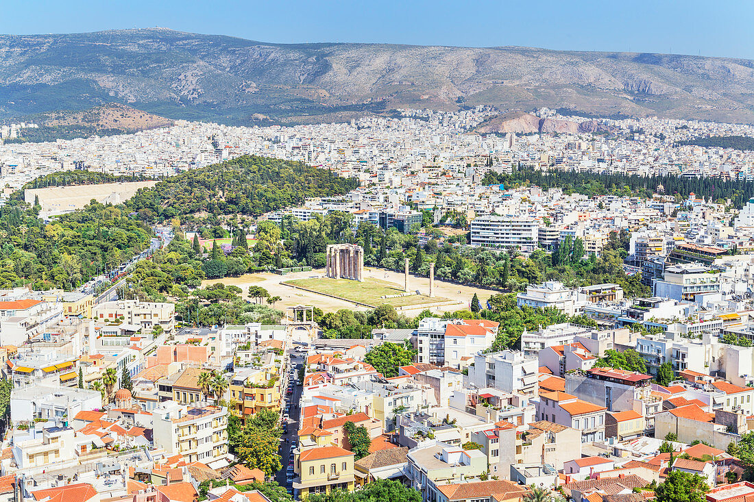 Hohe Winkelansicht des Tempels des olympischen Zeus, des Hadriansbogens und des Athener Stadtzentrums, Athen, Griechenland, Europa