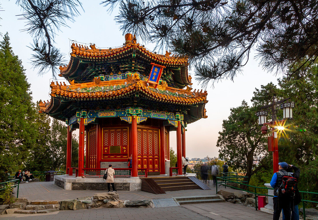 Ansicht des Guanmiao-Pavillons im Jingshan-Park bei Sonnenuntergang, Xicheng, Peking, Volksrepublik China, Asien
