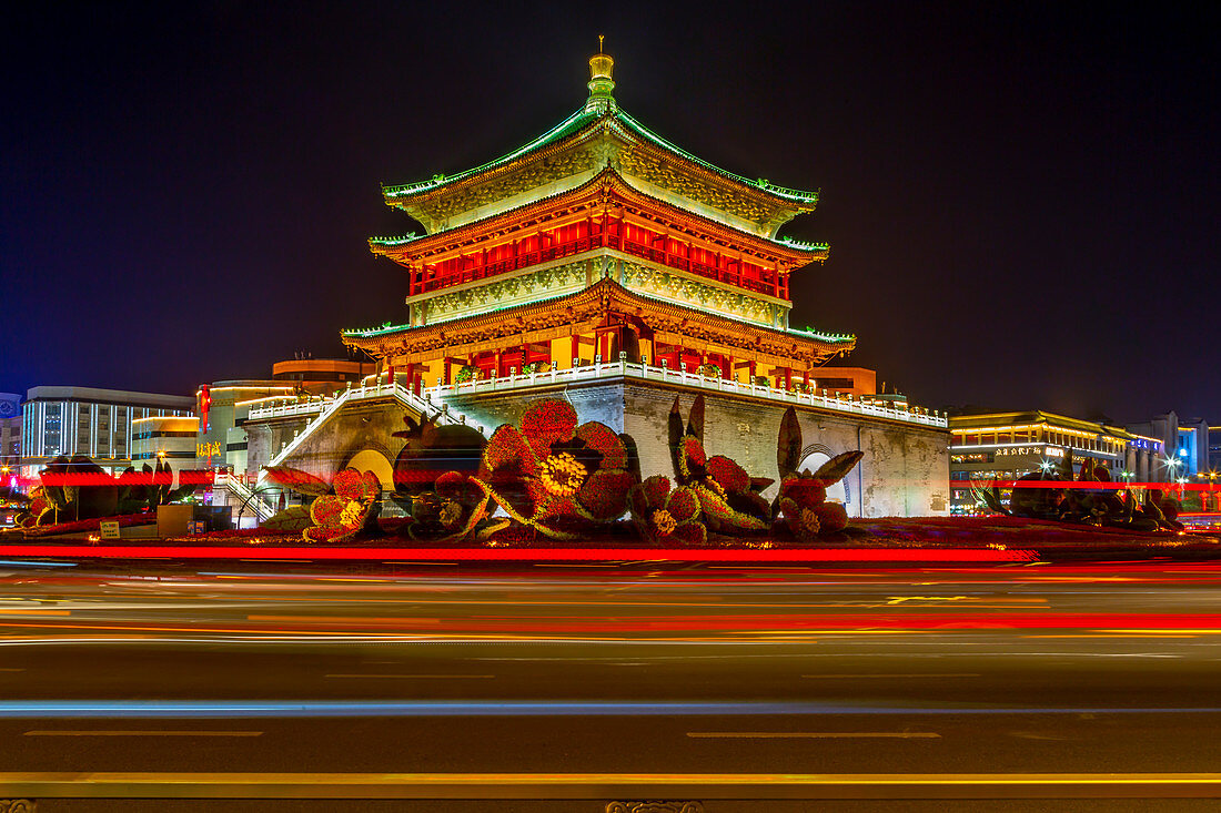 Ansicht des berühmten Glockenturms im Stadtzentrum von Xi'an bei Nacht, Xi'an, Provinz Shaanxi, Volksrepublik China, Asien