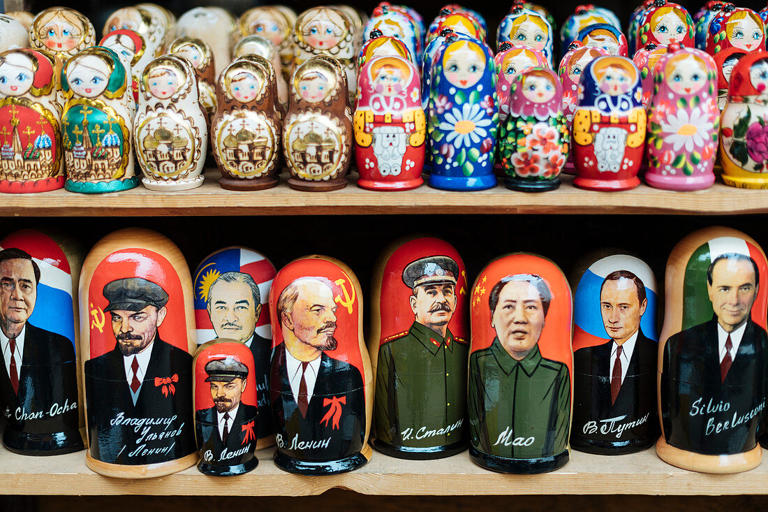 Matroschka-Puppen zum Verkauf im Izmaylovsky-Basar, Moskau, Moskauer Oblast, Russland, Europa