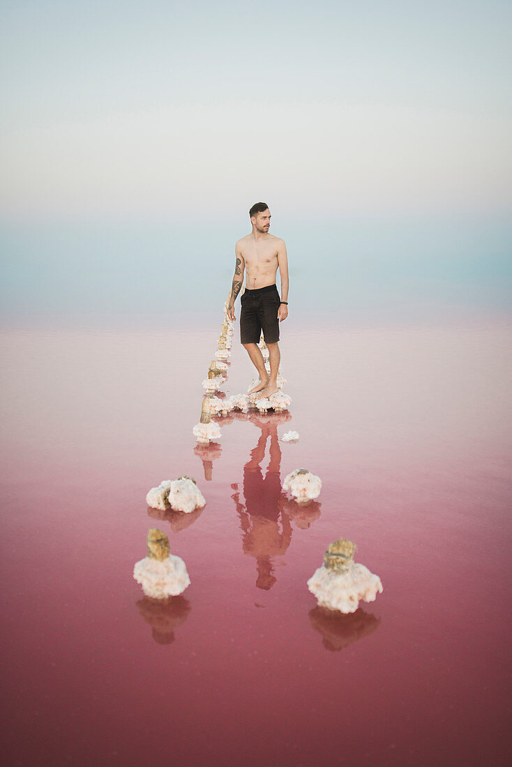 Mann steht auf Salzkristall im Salzsee, Krim, Ukraine