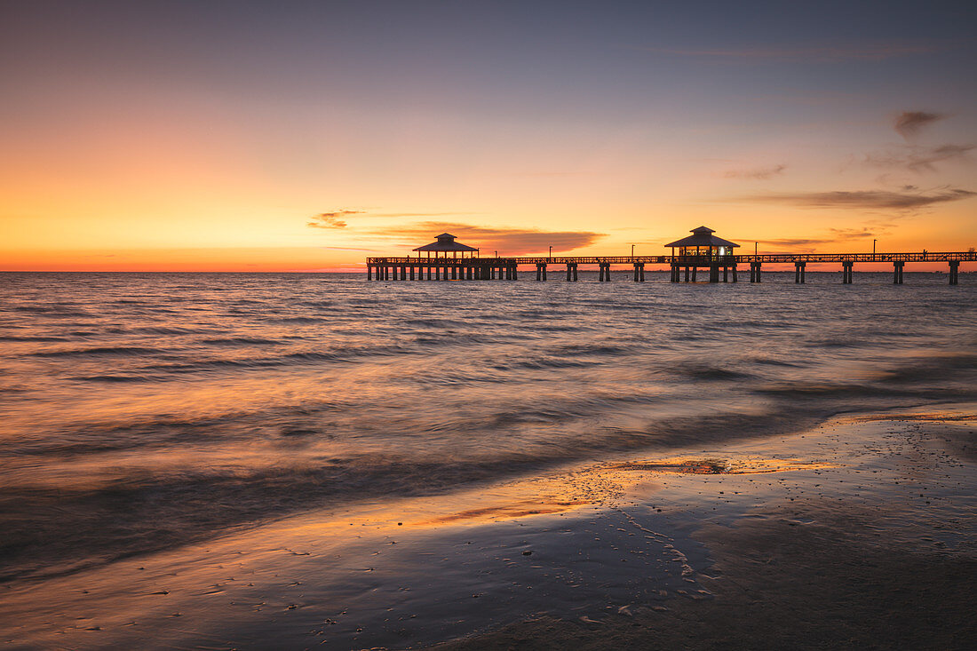 Pier im Meer bei Sonnenuntergang, Fort Myers Beach, Florida, USA