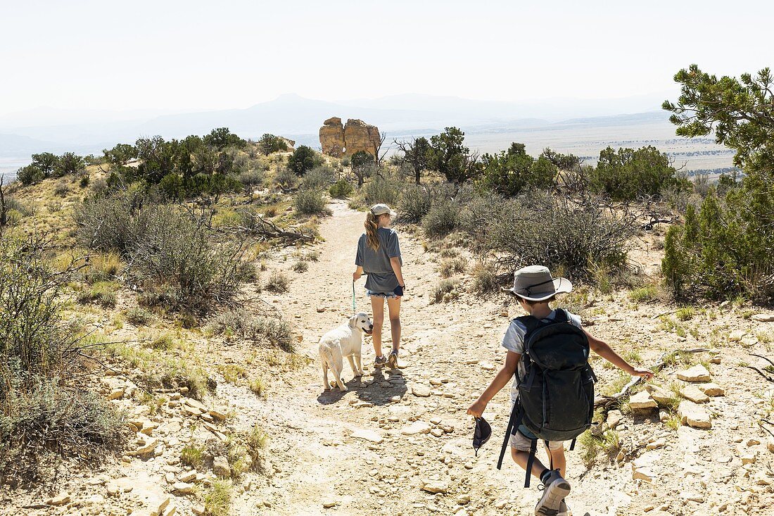 Kinder wandern auf dem Chimney Rock Trail durch eine geschützte Canyonlandschaft