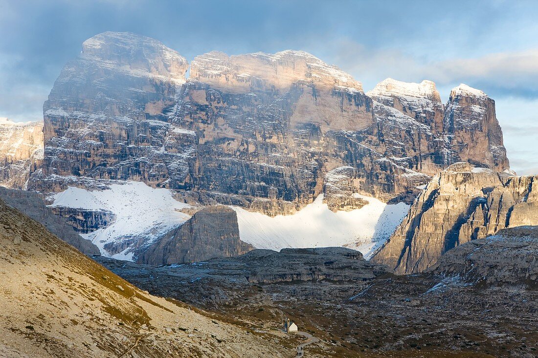 Bergweg und kleine Kapelle, Naturpark Dolomiti di Sesto