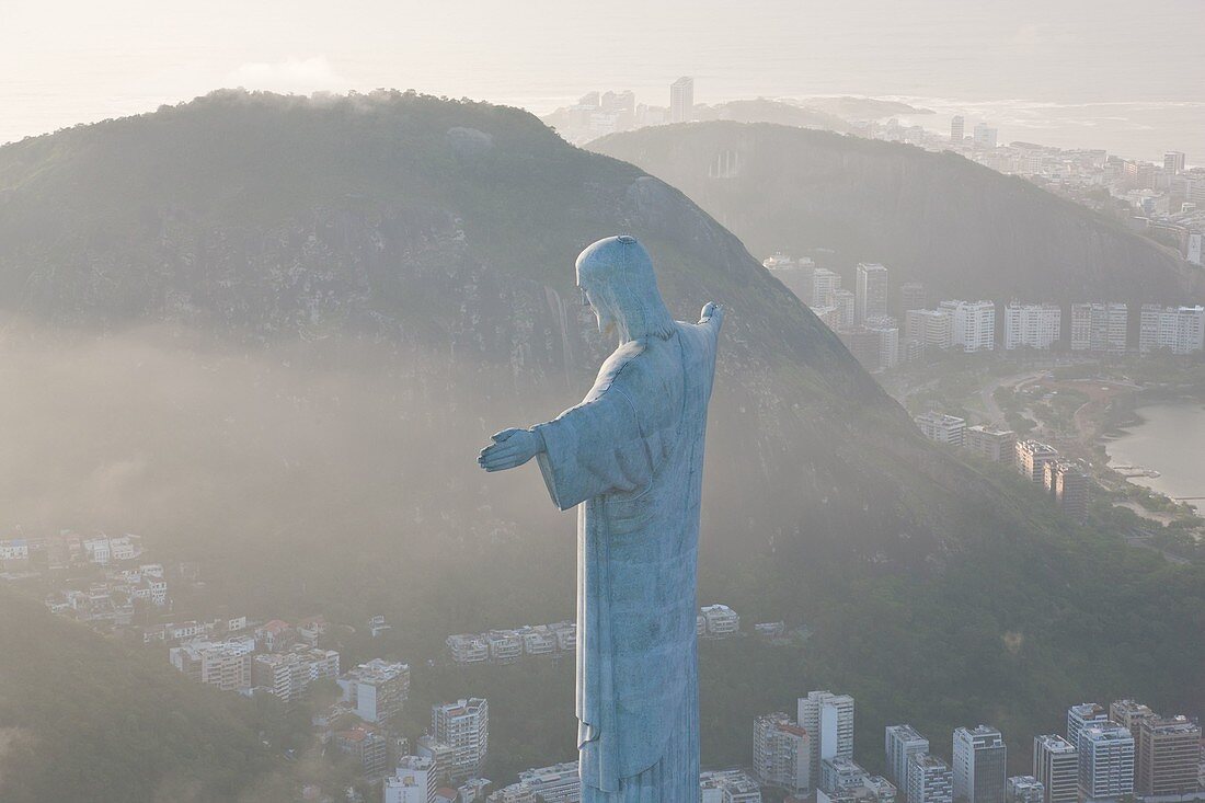 Ansicht der Art-Deco-Statue von Christus dem Erlöser auf Corcovado-Berg in Rio de Janeiro, Brasilien