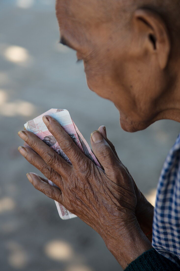 Hände von älterer Frau die buddhistischen Mönchen Geld als Almose offeriert, Insel Oknha Tey, Fluss Mekong, nahe Phnom Penh, Kambodscha, Asien