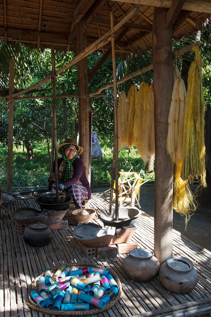 Frau webt Seide auf Webstuhl in einer Seidenfabrik, Insel Oknha Tey, Fluss Mekong, nahe Phnom Penh, Kambodscha, Asien
