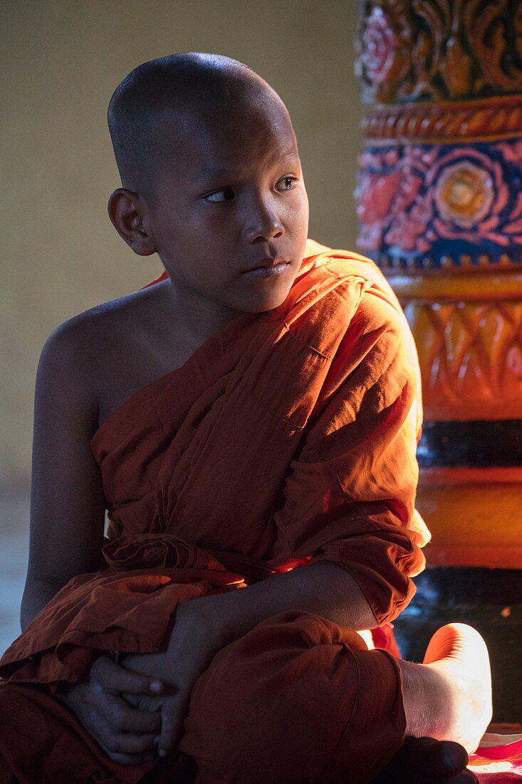 Ein junger buddhistischer Mönch im Tempel, Preah Prosop, Fluss Mekong, Kandal, Kambodscha, Asien