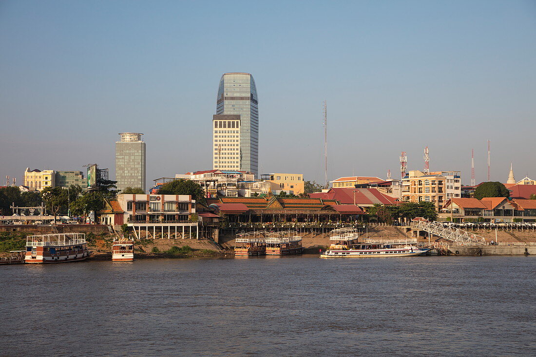 Ausflugsboote und Skyline der Stadt, Phnom Penh, Kambodscha, Asien