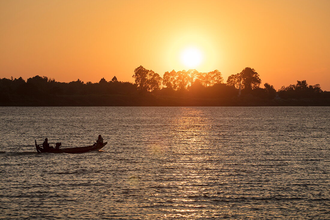 Silhouette von Longtail Fischerboot auf dem Mekong bei Sonnenuntergang, nahe Preah Prosop, Fluss Mekong, Kandal, Kambodscha, Asien