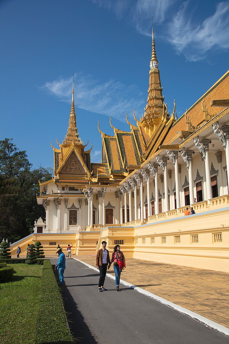 Young couple on walkway in front of Throne Room building within the Royal Palace complex, Phnom Penh, Cambodia, Asia