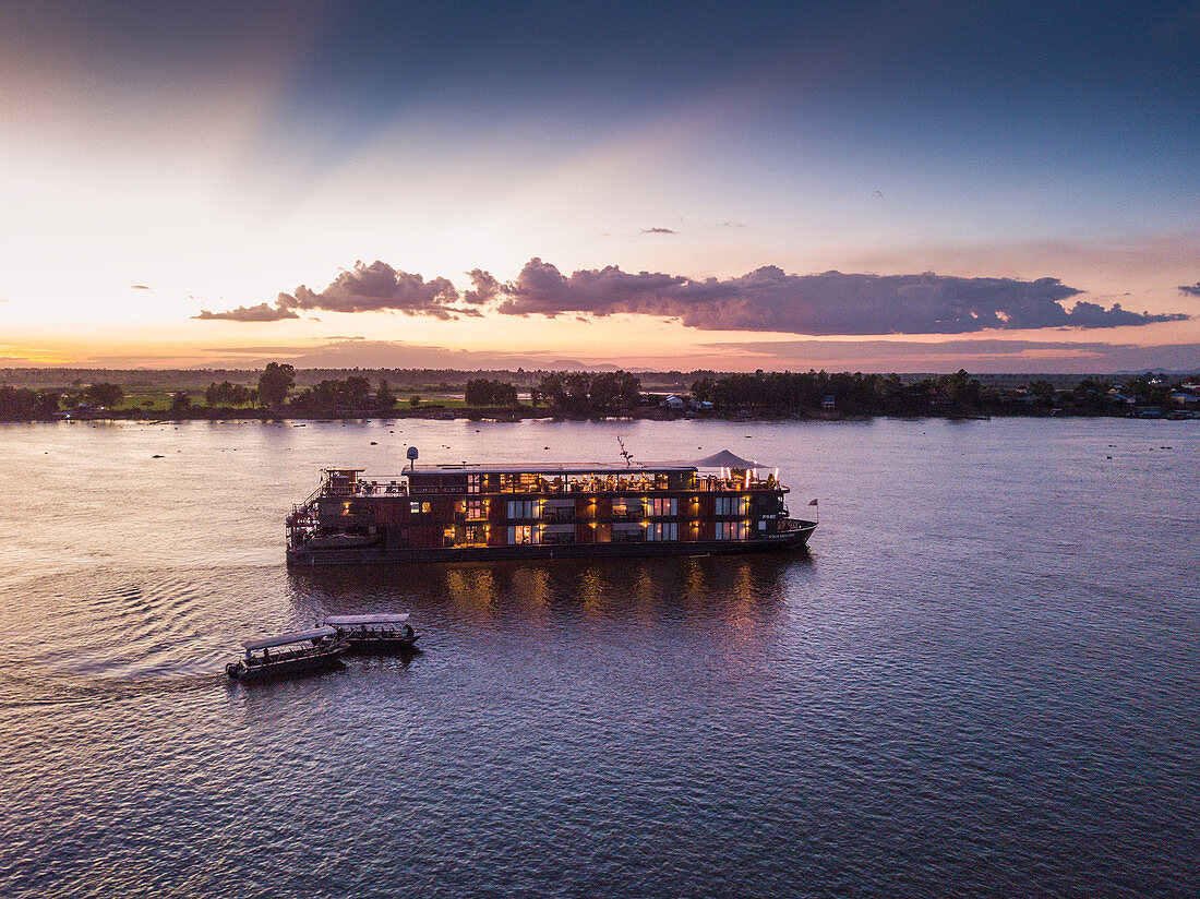 Luftaufnahme von Skiff Beibooten von Flusskreuzfahrtschiff Aqua Mekong auf Fluss Tonle Sap in der Abenddämmerung, Kampong Prasat, Kampong Chhnang, Kambodscha, Asien
