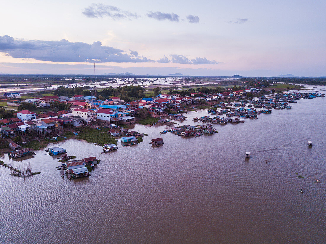 Luftaufnahme Schwimmendes Dorf Kampong Prasat am Fluss Tonle Sap in der Abenddämmerung, Kampong Prasat, Kampong Chhnang, Kambodscha, Asien
