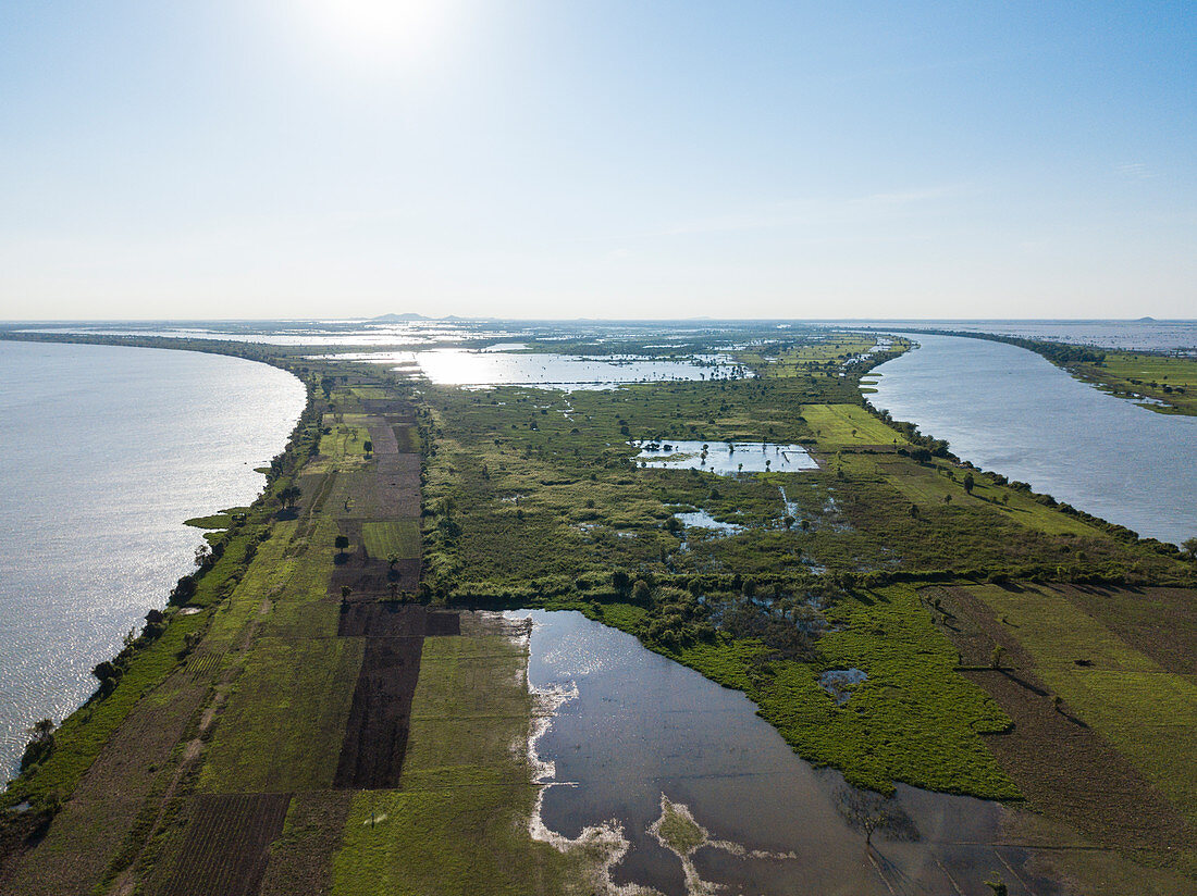 Luftaufnahme von Fluss Tonle Sap und Reisfeldern, nahe Kampong Chhnang, Kampong Chhnang, Kambodscha, Asien