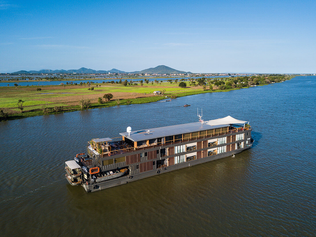 Luftaufnahme von Flusskreuzfahrtschiff Aqua Mekong auf Fluss Tonle Sap, nahe Kampong Chhnang, Kampong Chhnang, Kambodscha, Asien