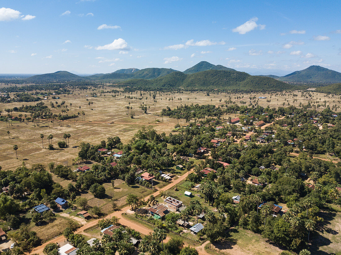 Luftaufnahme von Dorf mit Bergen dahinter, Andong Russei, Kampong Chhnang, Kambodscha, Asien