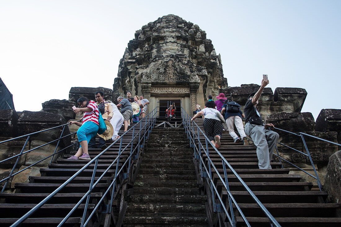 Besucher steigen steile Treppen am Angkor Wat Tempel, Angkor Wat, nahe Siem Reap, Siem Reap Province, Kambodscha, Asien