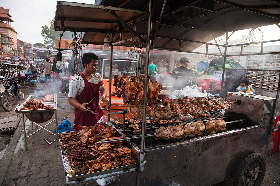 Gegrilltes Huhn an einem Street Food Verkaufsstand außerhalb des Phsar Kandal Markt, Phnom Penh, Kambodscha, Asien