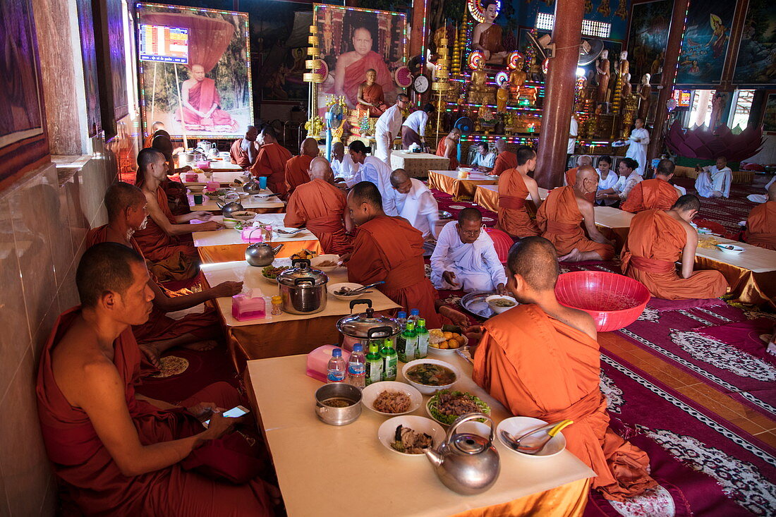 Buddhistische Mönche vom Vipassana Dhura Mandala Meditation Center essen zu Mittag in der Udong Pagode, Oudong (Udong), Kampong Speu, Kambodscha, Asien