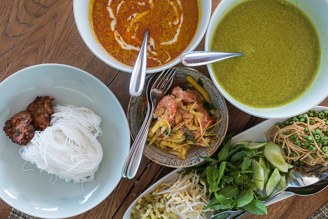 Ein köstliches Mittagessen wird an Bord vom Flusskreuzfahrtschiff auf dem Fluss Tonle Sap serviert, Kampong Chhnang, Kambodscha, Asien