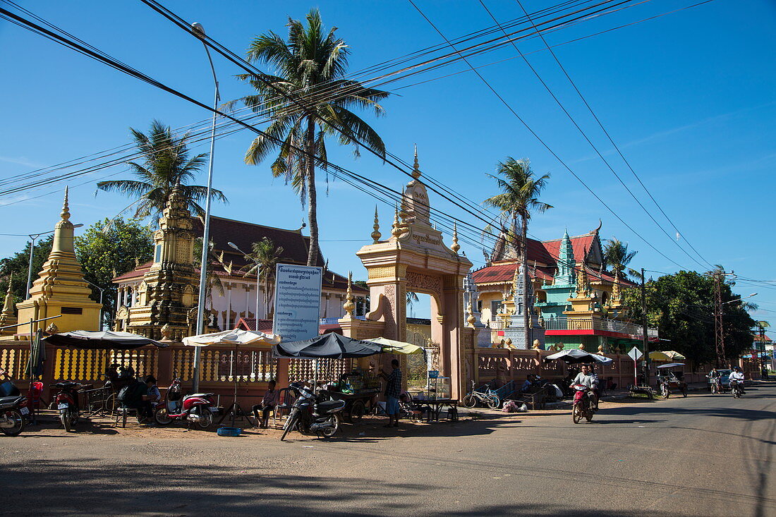 Straßenszene mit Tempeln, Kampong Chhnang, Kampong Chhnang, Kambodscha, Asien