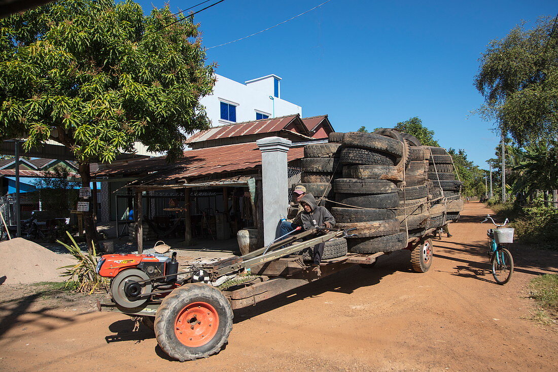 Reifen werden mit einem massiven Fahrzeug transportiert, nahe Kampong Chhnang, Kampong Chhnang, Kambodscha, Asien