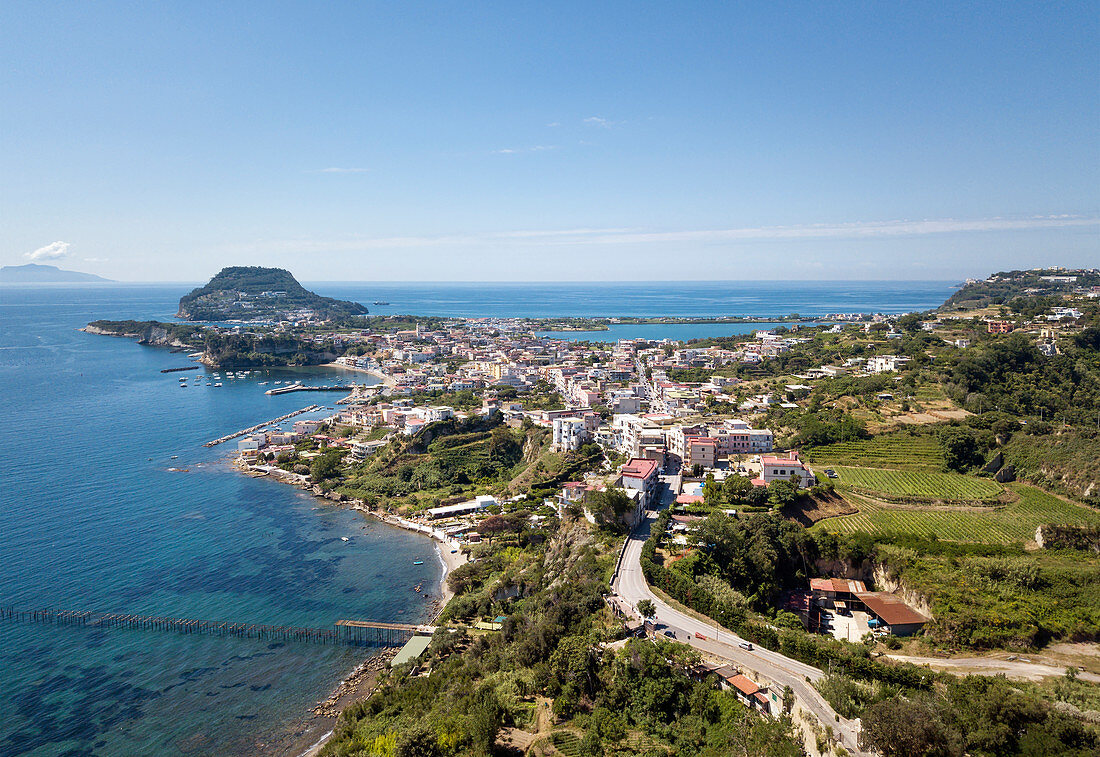 Luftaufnahme der Stadt Baia (Baiae), einer alten römischen Stadt nördlich von Neapel im Golf von Pozzuoli, Kampanien, Italien, Europa