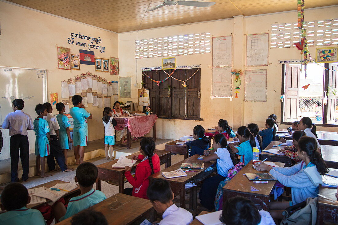 Junge Kinder im Klassenzimmer der Dorfschule, Insel Oknha Tey, Fluss Mekong, nahe Phnom Penh, Kambodscha, Asien