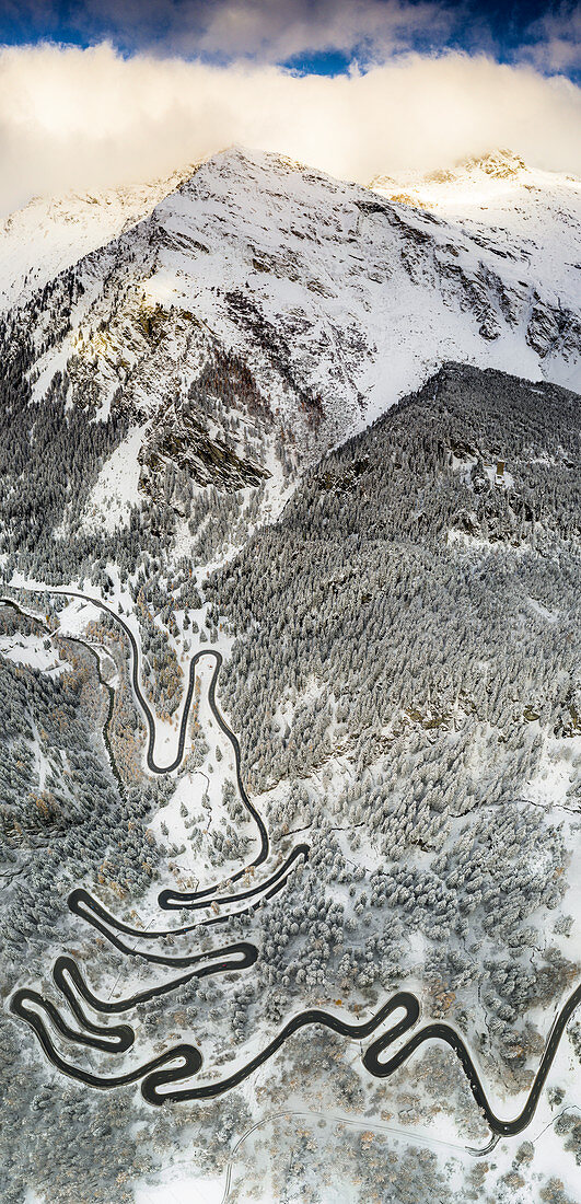 Kurven der Maloja-Passstraße auf schneebedecktem Bergrücken, Luftbild, Bregaglia-Tal, Engadin, Kanton Graubunden, Schweiz, Europa