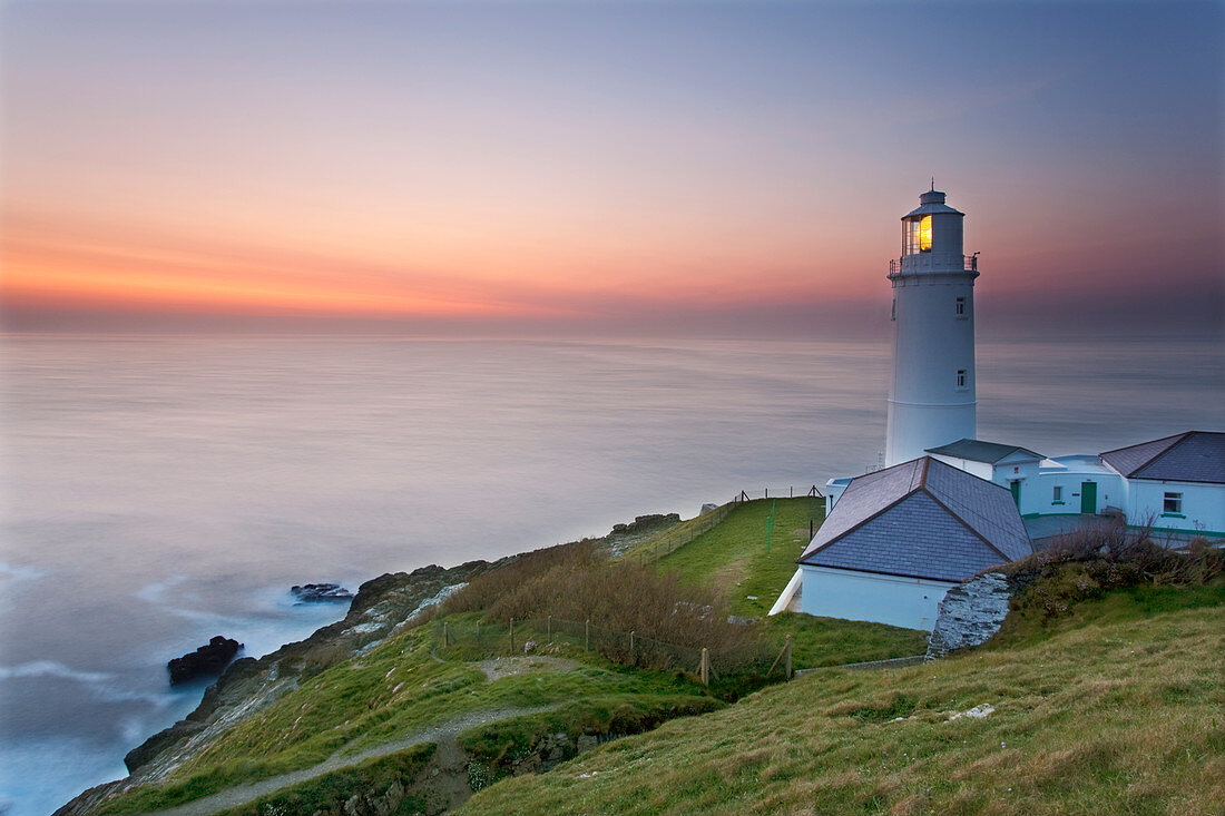 Eine friedliche Dämmerung an Cornwalls Atlantikküste, die den Leuchtturm bei Trevose Head nahe Padstow, Cornwall, England, Vereinigtes Königreich, Europa zeigt